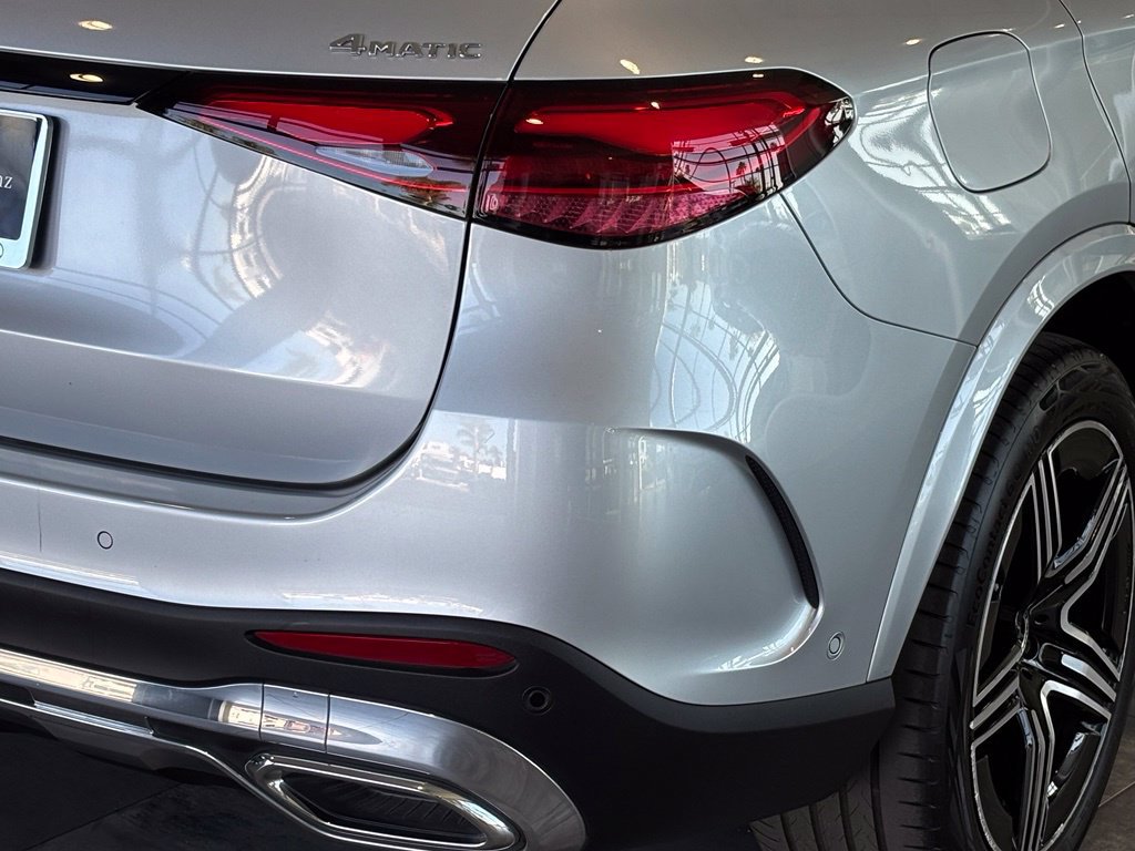 Used 2025 Mercedes-Benz GLC 350e 4MATIC image 5
