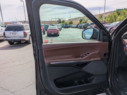 Used 2025 Lincoln Navigator Reserve image 12