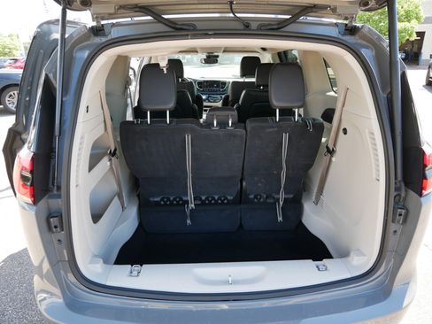 Used 2022 Chrysler Pacifica Touring-L FWD image 18