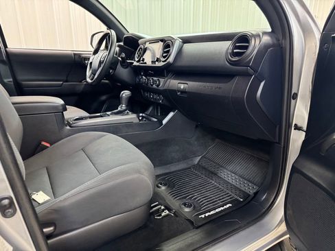 Used 2018 Toyota Tacoma TRD Sport AWD/4WD image 23