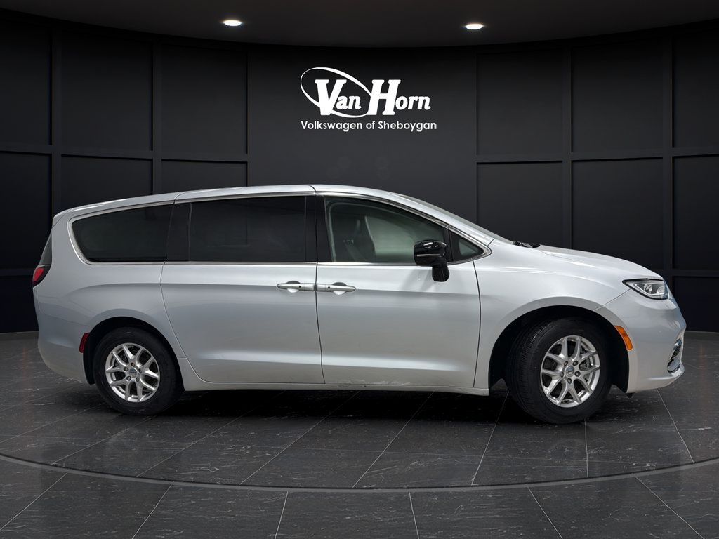 Used 2024 Chrysler Pacifica Touring-L FWD image 8
