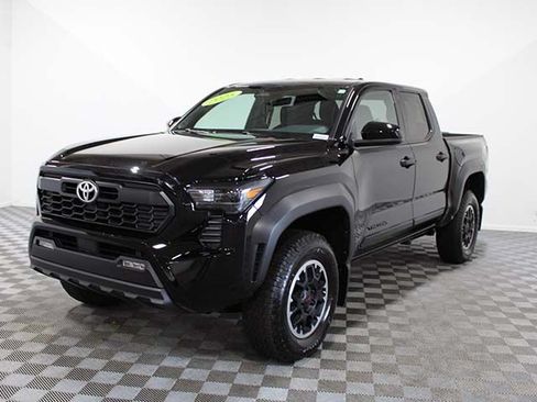 Certified 2025 Toyota Tacoma TRD Off-Road AWD/4WD image 2