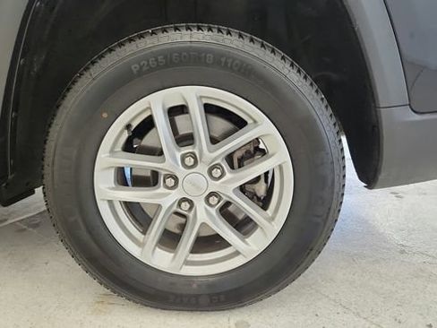 Used 2023 Jeep Grand Cherokee L Laredo AWD/4WD image 9