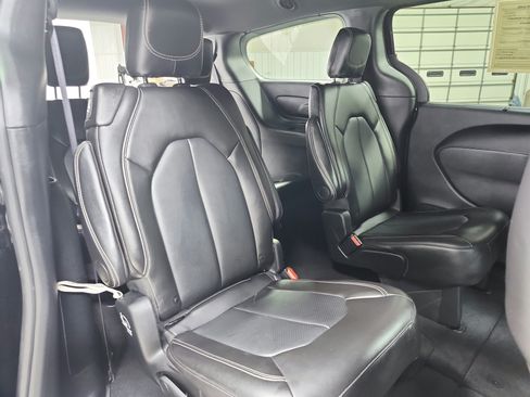 Used 2025 Chrysler Pacifica Select FWD image 48