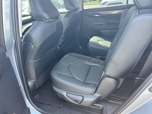 Used 2023 Toyota Highlander Limited FWD image 32