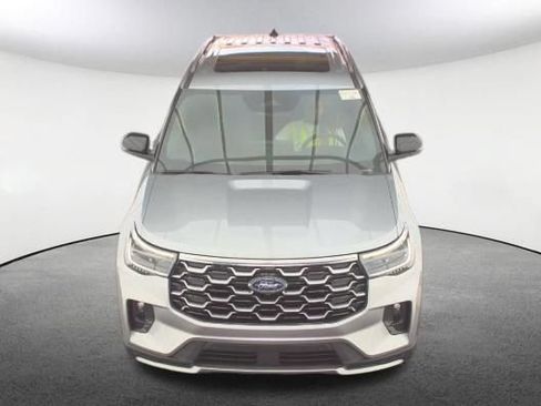 Used 2025 Ford Explorer Platinum AWD/4WD image 2