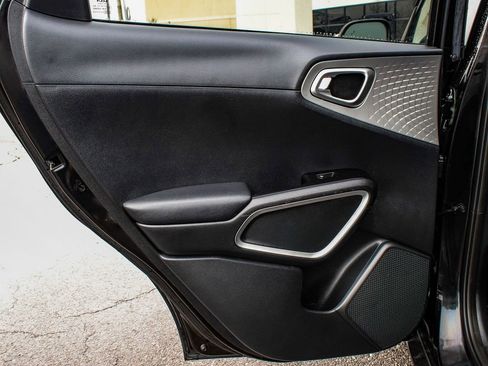 Used 2023 Kia Soul LX w/ LX Technology Package image 11