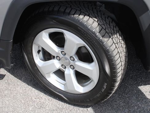 Used 2019 Jeep Compass Latitude w/ Popular Equipment Group AWD/4WD image 19