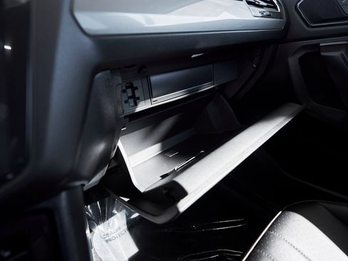 Used 2024 Volkswagen Tiguan SE R-Line image 55