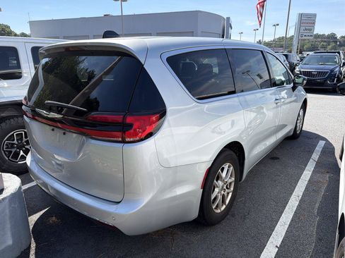 Used 2024 Chrysler Pacifica Touring-L FWD image 4