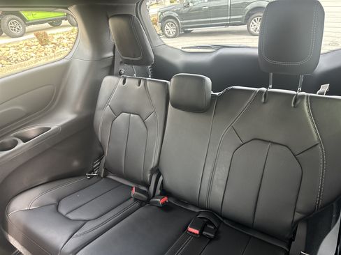 New 2026 Chrysler Pacifica Select FWD image 18