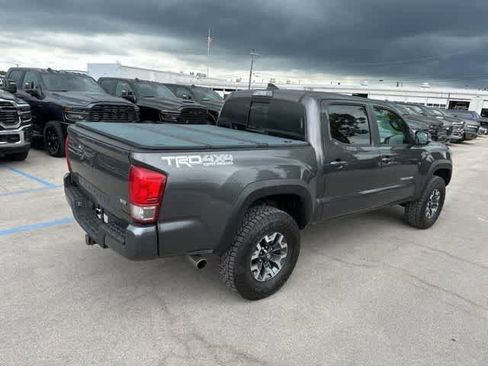Used 2017 Toyota Tacoma TRD Off-Road w/ Premium & Technology Package AWD/4WD image 20
