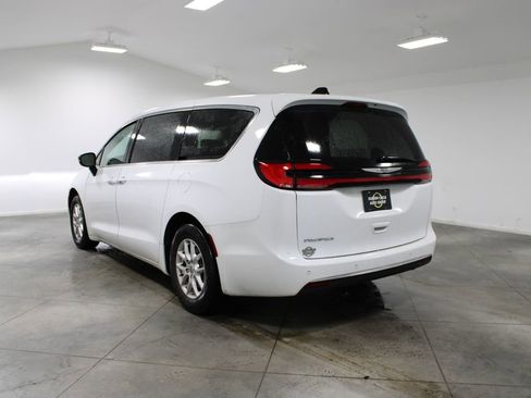 Used 2024 Chrysler Pacifica Touring-L image 7