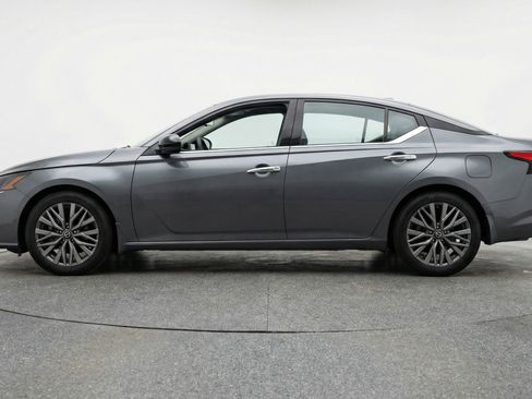 Used 2025 Nissan Altima 2.5 SV FWD image 5