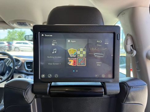 Used 2017 Chrysler Pacifica Touring-L Plus FWD image 25