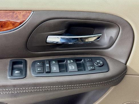 Used 2016 Chrysler Town & Country Touring w/ Driver Convenience Group FWD image 21
