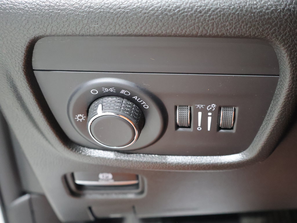 Used 2023 Jeep Grand Cherokee Laredo AWD/4WD image 29