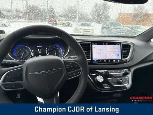 Used 2025 Chrysler Pacifica Select image 17