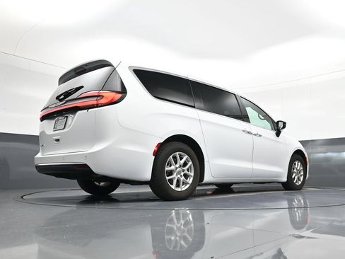 Used 2024 Chrysler Pacifica Touring-L FWD image 23