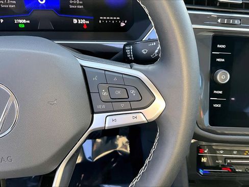 Used 2023 Volkswagen Tiguan SE w/ Panoramic Sunroof Package image 25