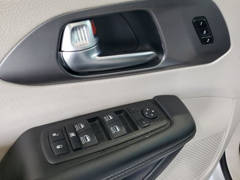 Used 2023 Chrysler Pacifica Touring-L w/ Uconnect Theater Family Group FWD image 16