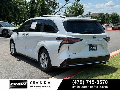 Used 2023 Toyota Sienna Limited FWD image 5