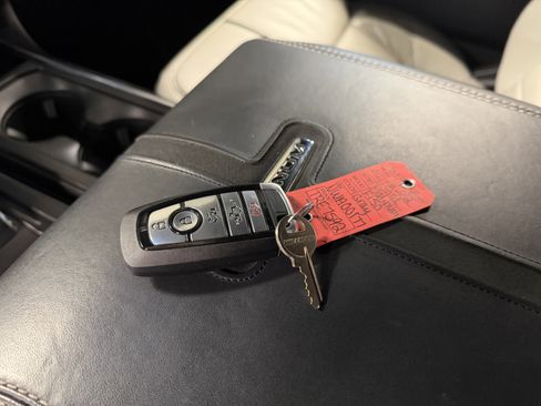 Used 2022 Ford F150 Lightning Platinum image 19