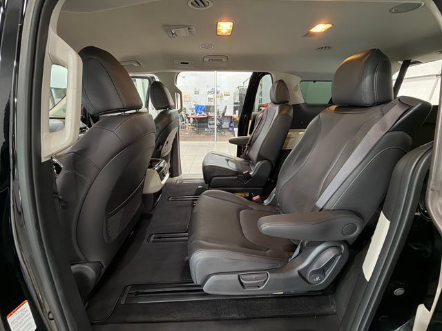 Used 2024 Kia Carnival EX FWD image 12