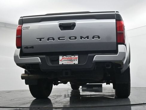 Used 2025 Toyota Tacoma TRD Off-Road AWD/4WD image 40