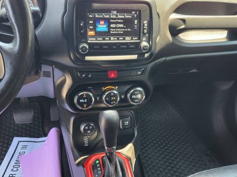 Used 2016 Jeep Renegade Trailhawk w/ Premium Trailhawk Package AWD/4WD image 12