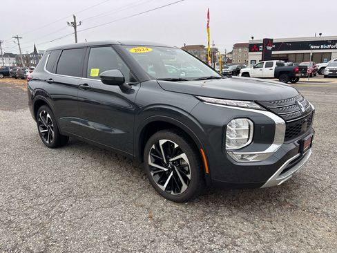 Used 2024 Mitsubishi Outlander SE image 3