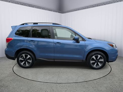 Used 2017 Subaru Forester 2.5i Premium w/ Popular Package #2A AWD/4WD image 2