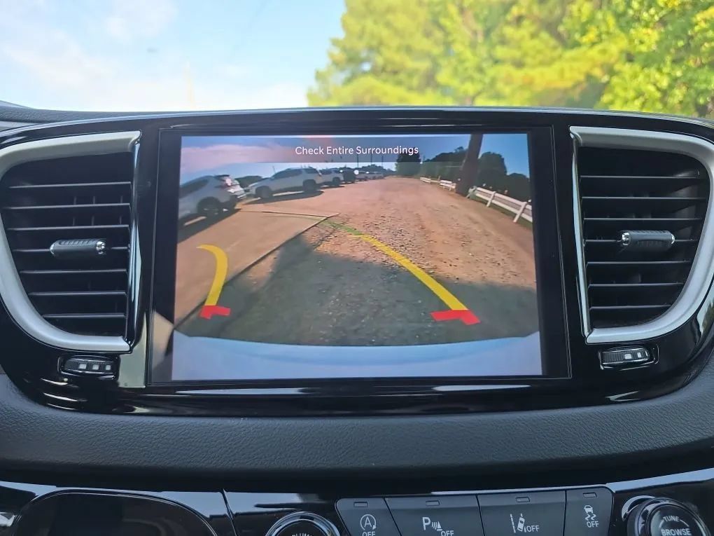Used 2023 Chrysler Pacifica Touring-L FWD image 28