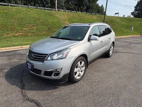 Used 2017 Chevrolet Traverse LT w/ Style and Technology Package AWD/4WD image 3