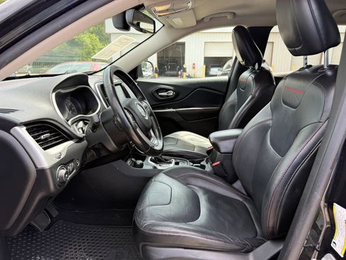 Used 2014 Jeep Cherokee Trailhawk w/ Comfort/Convenience Group AWD/4WD image 2