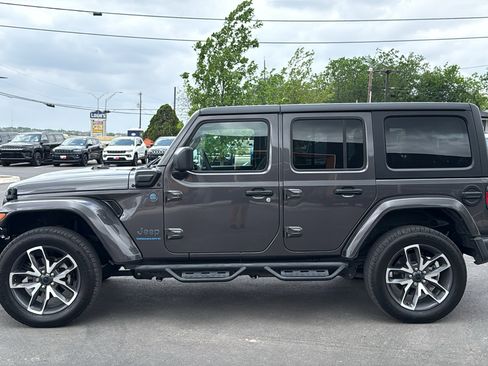 Used 2024 Jeep Wrangler Unlimited w/ Convenience Group AWD/4WD image 8