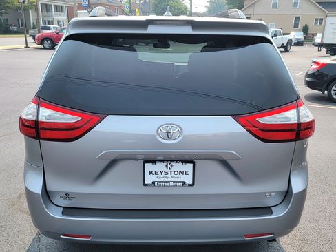 Used 2018 Toyota Sienna LE w/ Carpet Mat Package FWD image 6