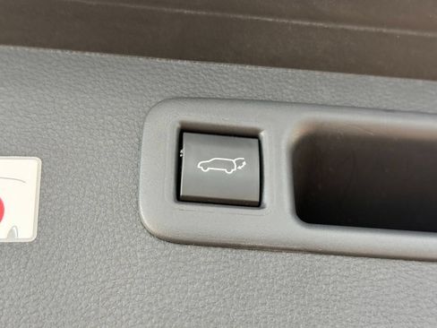 Used 2025 Toyota Highlander LE FWD image 19
