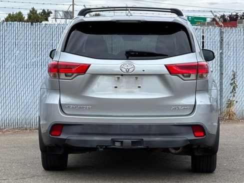 Used 2019 Toyota Highlander XLE AWD/4WD image 4