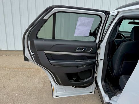 Used 2018 Ford Explorer XLT AWD/4WD image 16