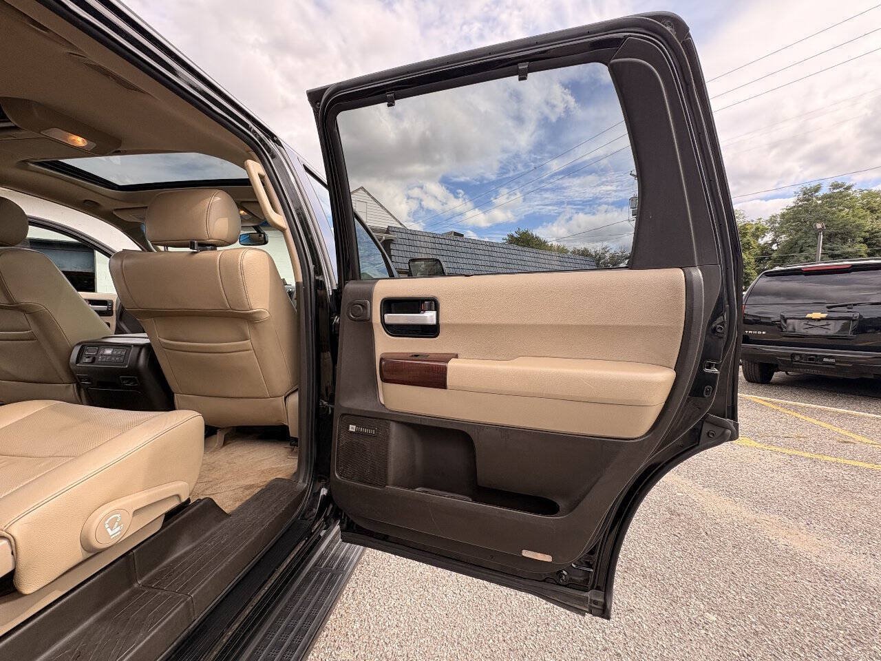 Used 2011 Toyota Sequoia Platinum AWD/4WD image 19