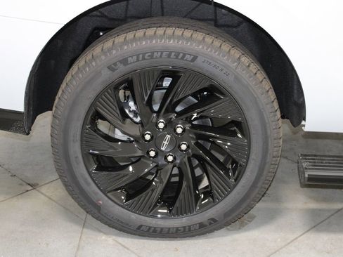 New 2025 Lincoln Navigator Reserve w/ Jet Appearance Package AWD/4WD image 13