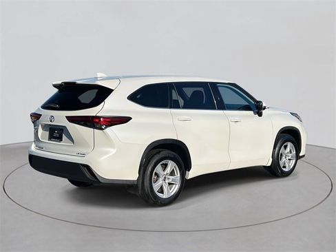 Used 2020 Toyota Highlander LE image 5