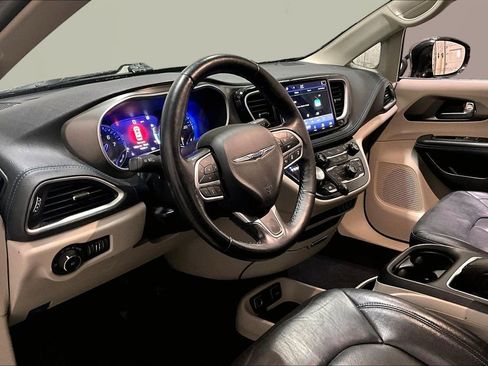 Used 2021 Chrysler Pacifica Touring-L image 15