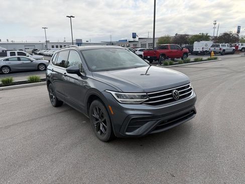 Used 2022 Volkswagen Tiguan SE AWD/4WD image 1