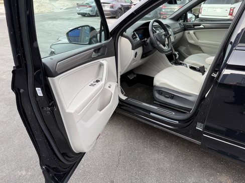 Used 2022 Volkswagen Tiguan SE R-Line image 13