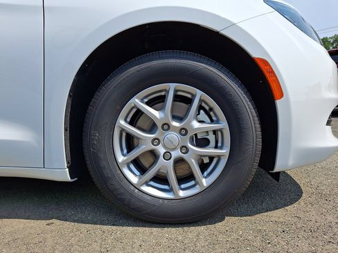 New 2027 Chrysler Pacifica LX FWD image 5