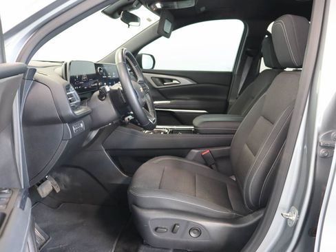 Used 2025 Chevrolet Traverse LT w/ Driver Confidence Package AWD/4WD image 8