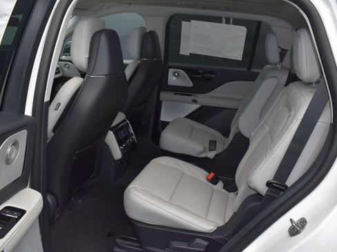 Used 2025 Lincoln Aviator Reserve w/ Equipment Group 201A image 11