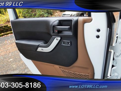 Used 2014 Jeep Wrangler Unlimited Sahara w/ Connectivity Group image 23